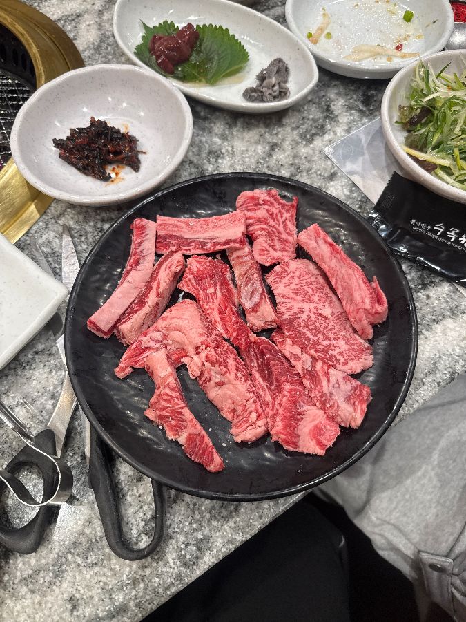 잘 구워진 갈비살 한 점