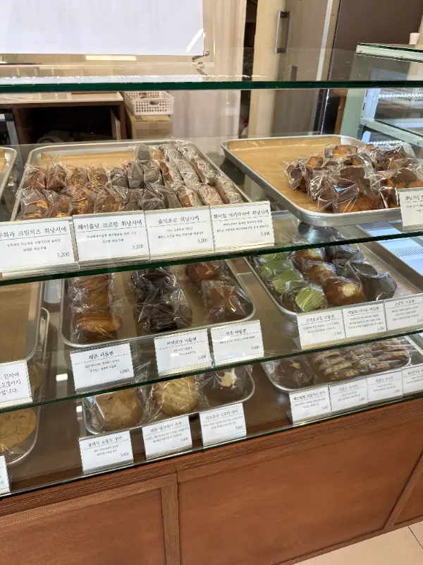 쇼케이스에 진열된 다양한 디저트