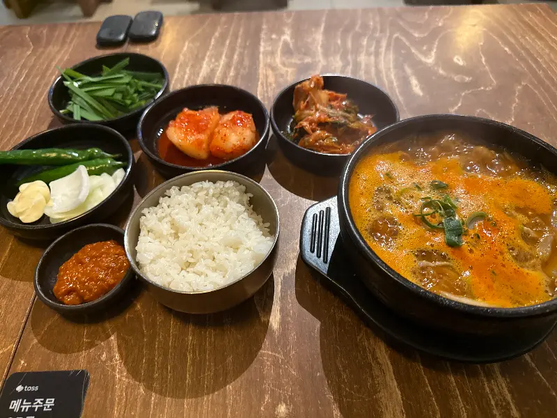 순대국밥과 함께 제공되는 다양한 반찬들