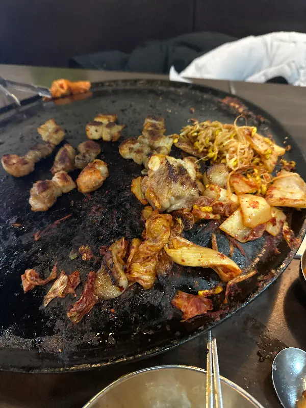 깨끗하게 비워진 솥뚜껑