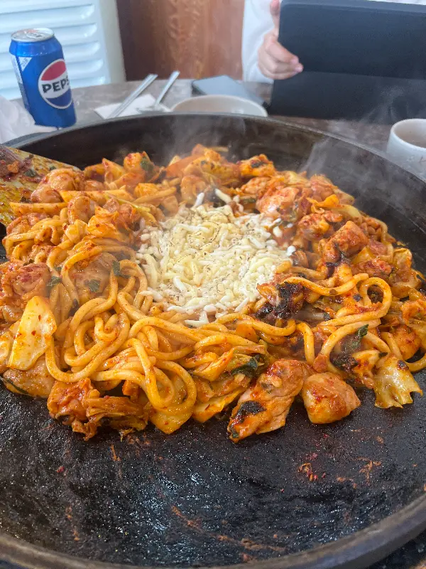 닭갈비에 우동 사리를 추가한 모습