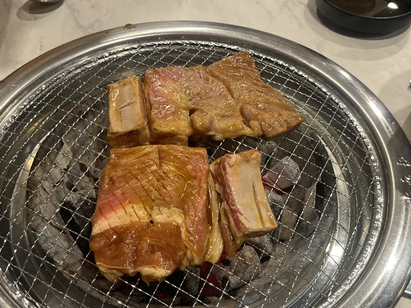 숯불 위에서 구워지는 돼지갈비