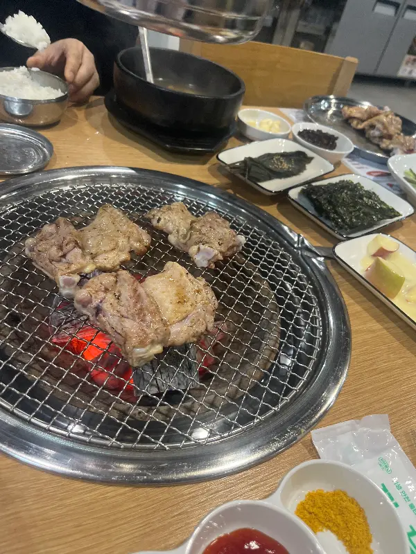 다양한 밑반찬과 함께 즐기는 닭갈비
