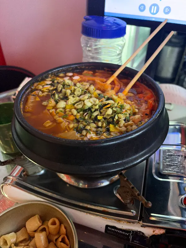 푸짐한 양을 자랑하는 닭한마리 칼국수