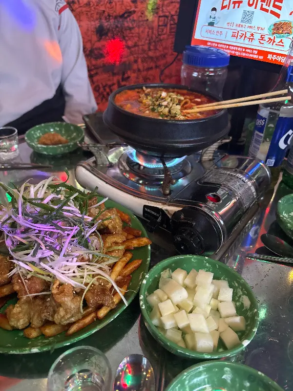 다양한 메뉴가 가득한 푸짐한 한 상 차림