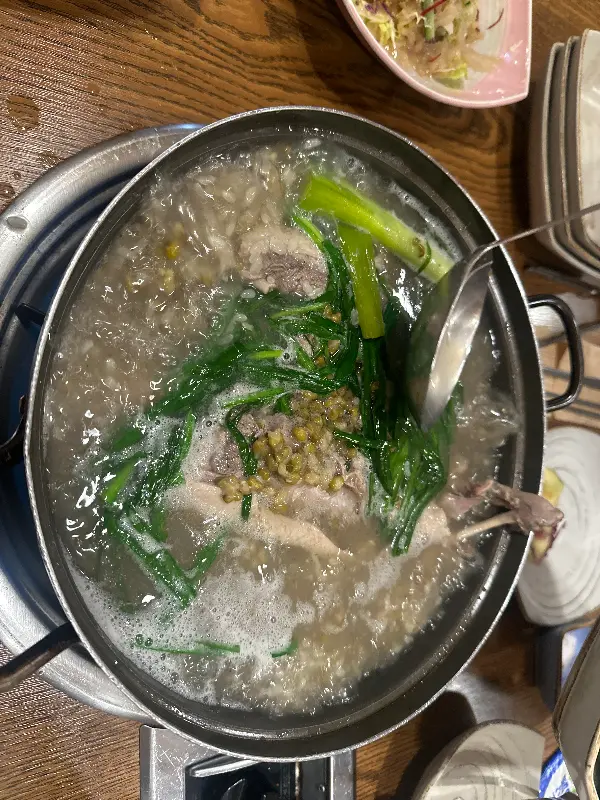 푸짐한 닭백숙의 모습