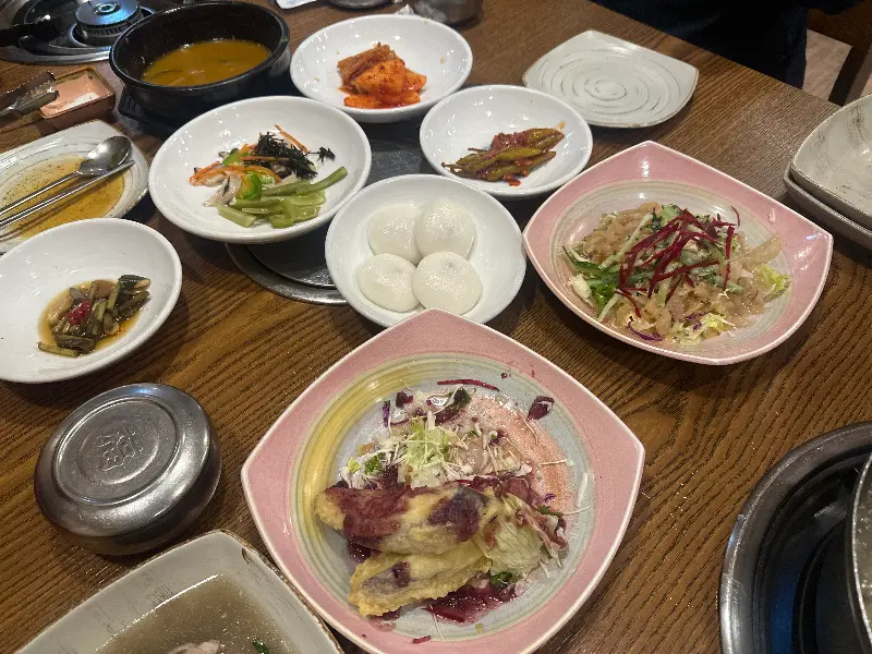 다채로운 밑반찬의 모습