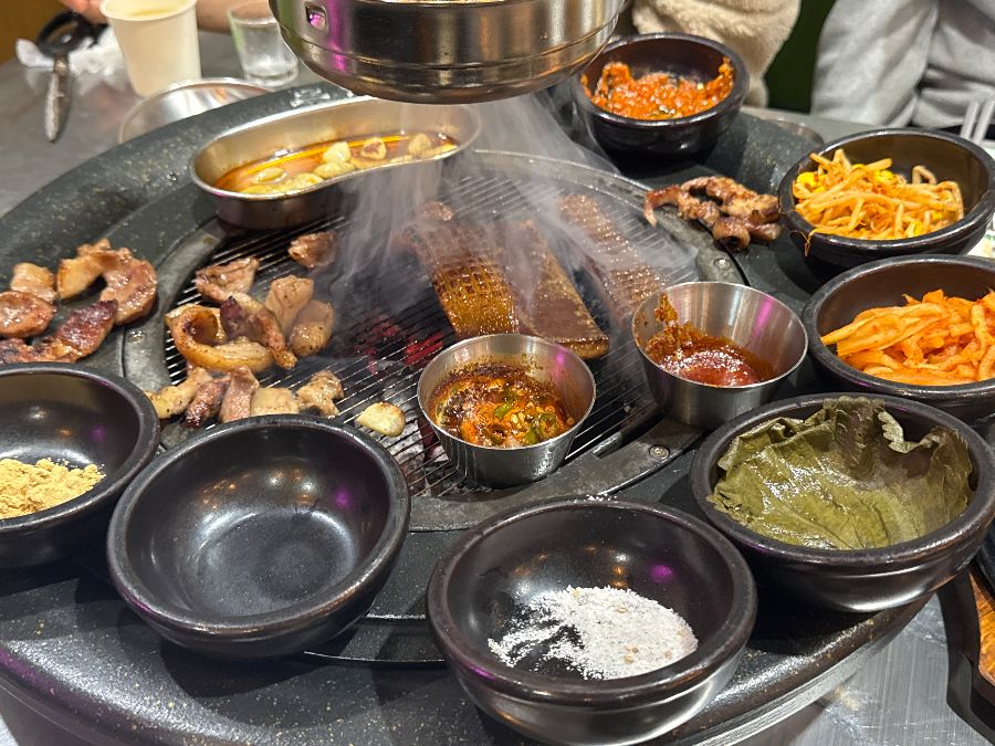 불판을 가득 채운 다양한 밑반찬