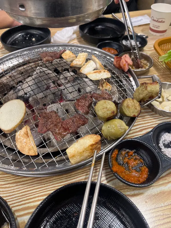 숯불 위에서 익어가는 소고기