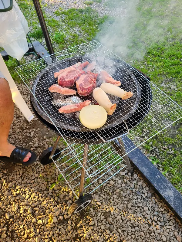 숯불 위에서 익어가는 고기