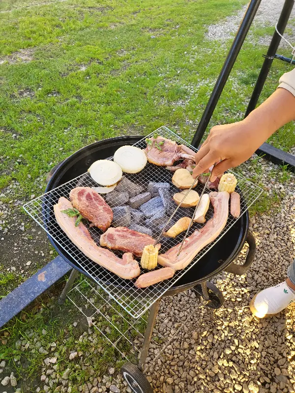 숯불 위에서 구워지는 고기