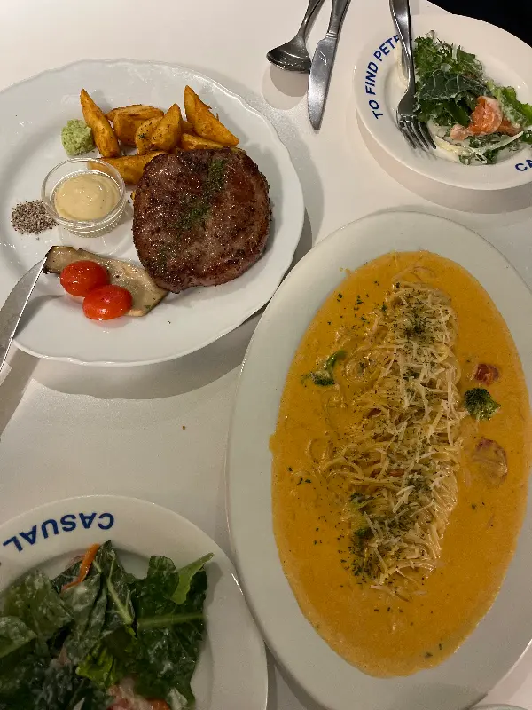 투파인드피터의 메뉴들 (스테이크, 파스타, 샐러드)