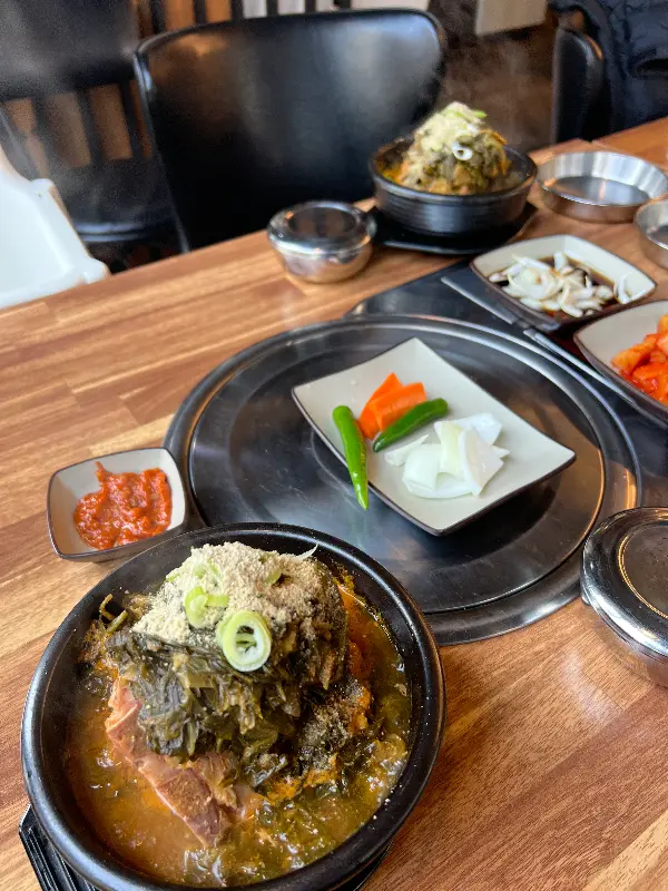 밑반찬과 함께 놓인 감자탕의 모습