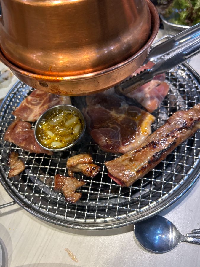 숯불 위에서 맛있게 익어가는 갈비