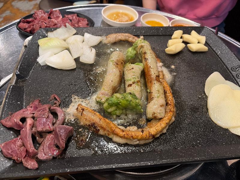 모듬 곱창이 구워지고 있는 모습