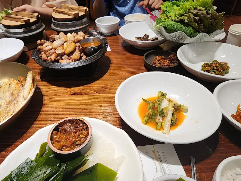 테이블 가득 차려진 한상 차림