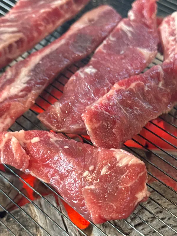 숯불 위에서 익어가는 소고기의 모습