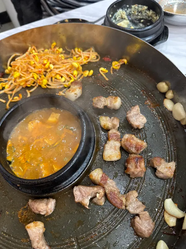 다 구워진 삼겹살과 콩나물