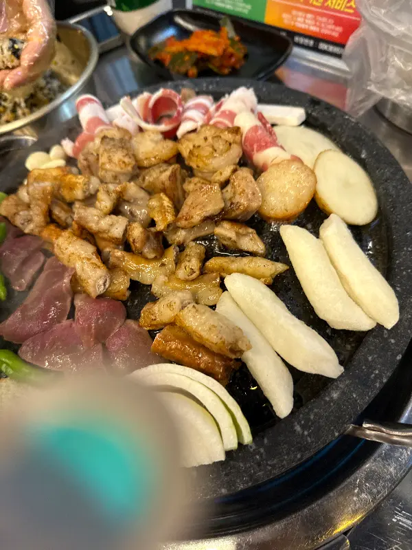 돌판 위 곱창 모듬