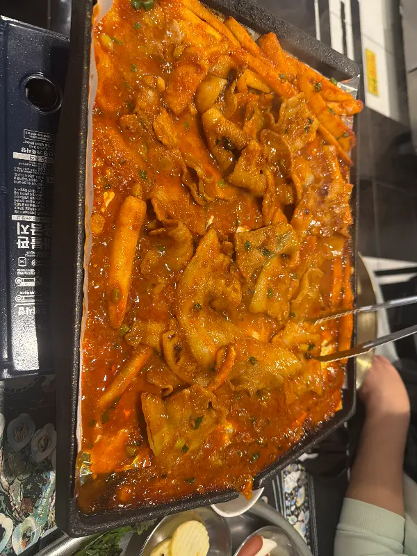 매콤한 양념이 돋보이는 고추장 더덕 삼겹살