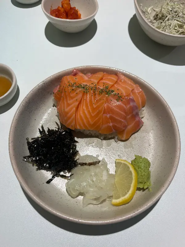 소연옥 연어덮밥 클로즈업 샷