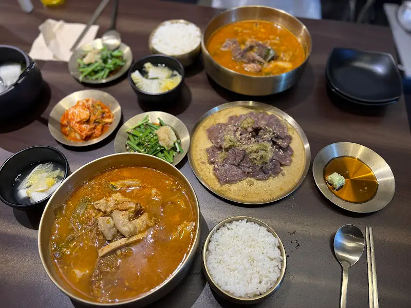 푸짐한 한 상 차림, 육개장, 육곱탕면, 수육