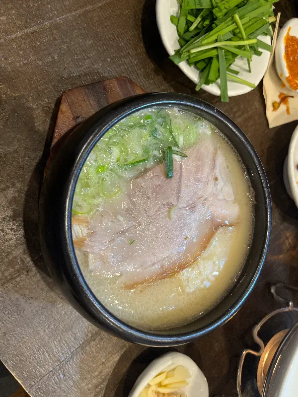 싱싱한 재료가 듬뿍 들어간 돼지국밥