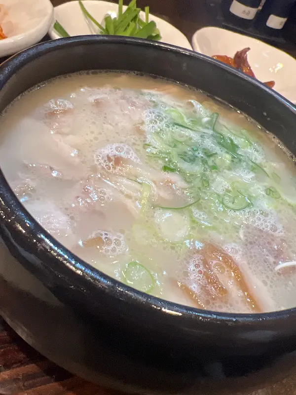 국물이 뽀얗게 우러난 돼지국밥