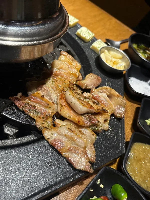 노릇하게 구워진 삼겹살