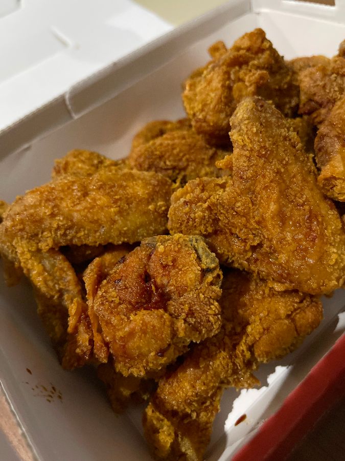 윤기가 좔좔 흐르는 핫양념 치킨