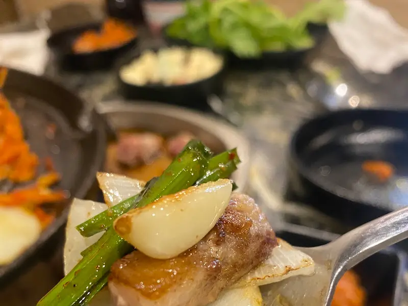 쌈 싸 먹는 삼겹살