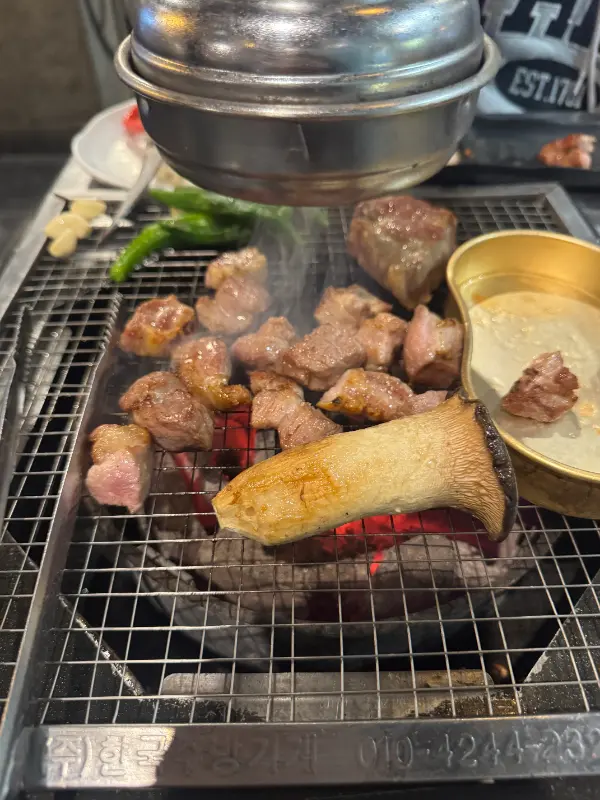 숯불 위에서 구워지는 고기