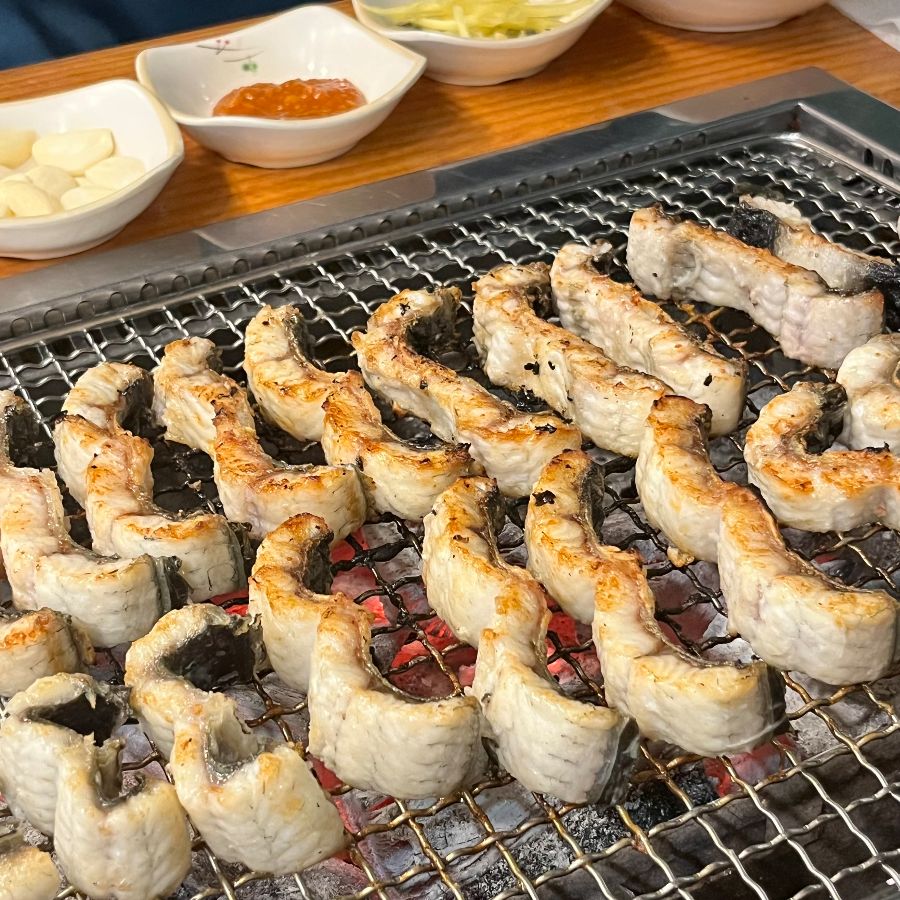 숯불 위에서 맛있게 구워지고 있는 민물장어