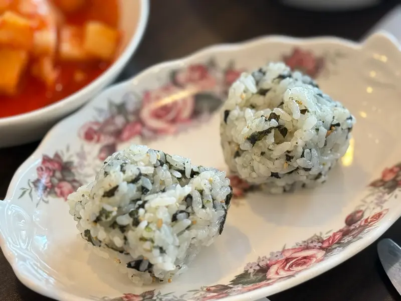 돈까스와 함께 제공되는 주먹밥