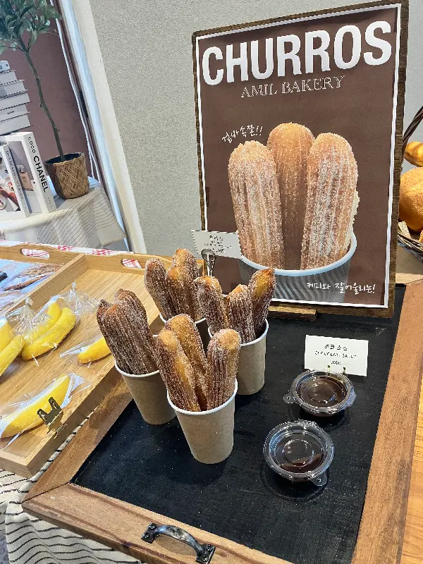 다양한 빵이 진열된 모습