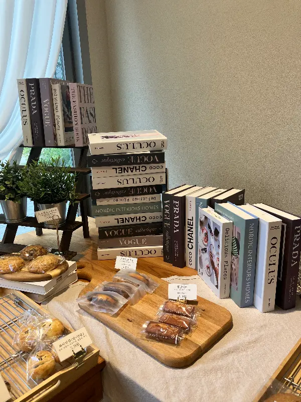 애밀베이커리의 빵 진열대