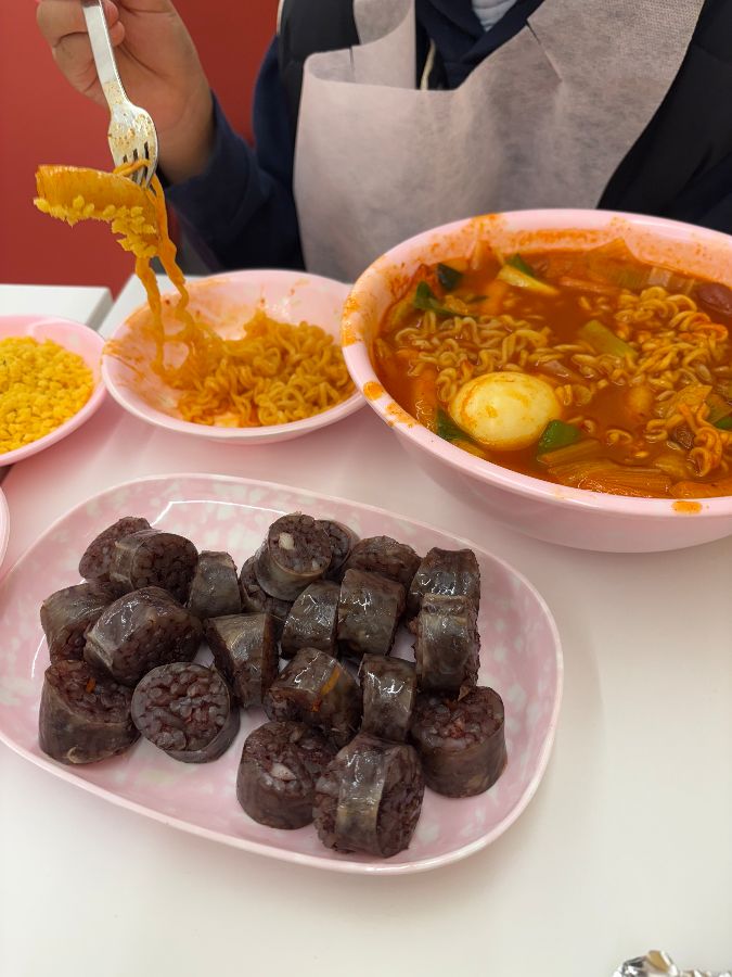 떡볶이, 순대, 라면땅튀김의 환상적인 조합