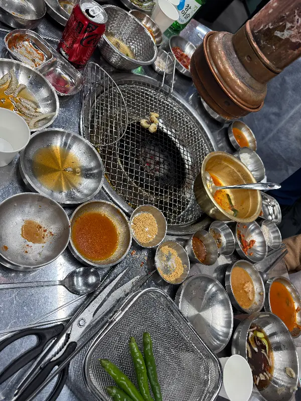 테이블 가득 차려진 음식들의 모습