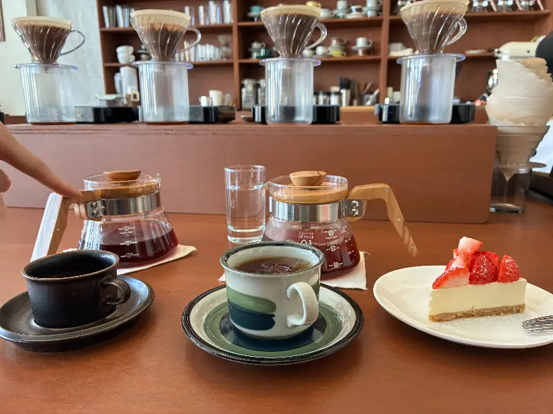 드립 커피와 딸기 레어 치즈 케이크