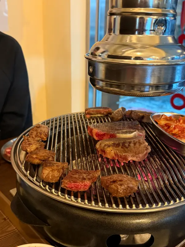 숯불 위에서 맛있게 익어가는 소갈비살