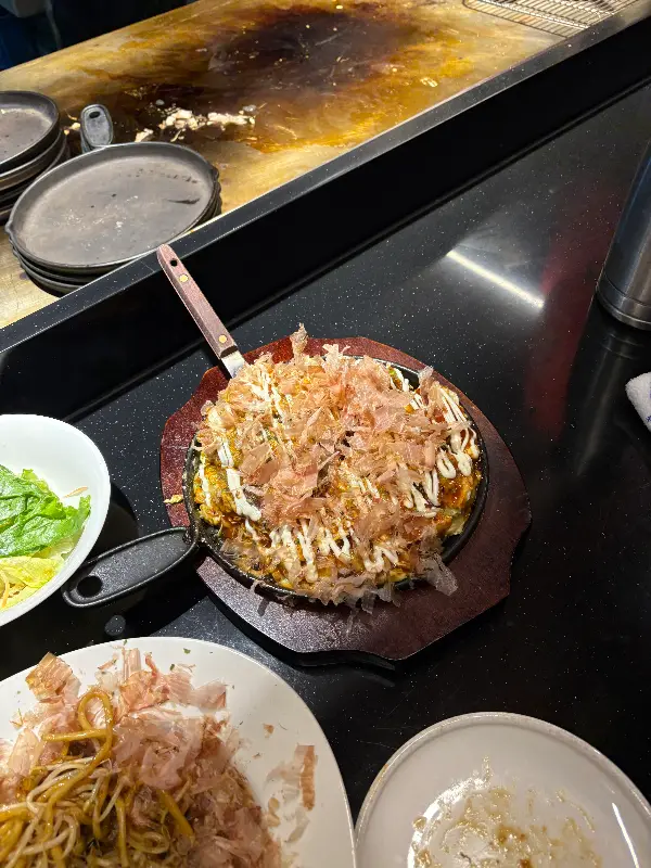 철판 위에서 맛있게 익어가는 오코노미야끼