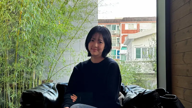 카페 내부에서 바라본 창밖 풍경