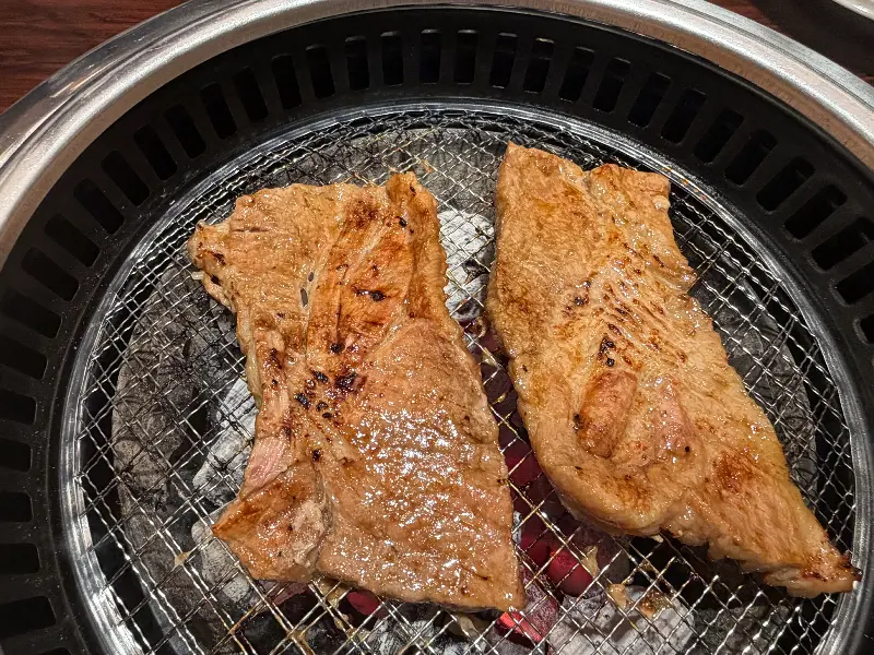 숯불 위에서 맛있게 익어가는 돼지갈비