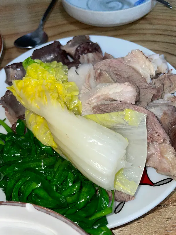 수육과 순대가 담긴 접시