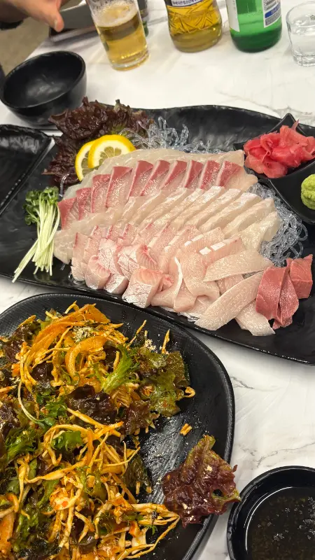 푸짐한 한 상 차림과 술 한 잔