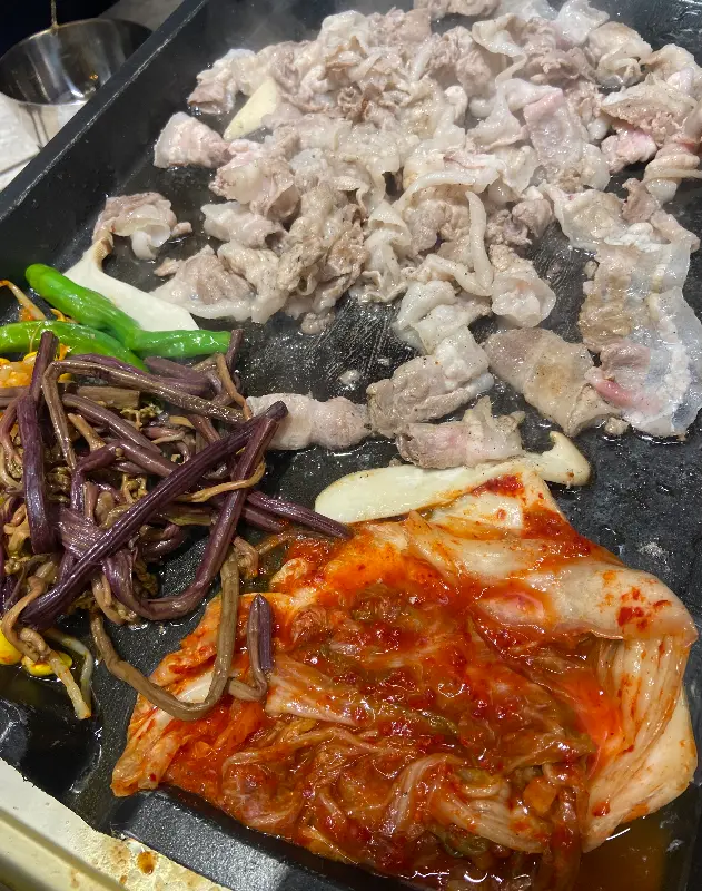 불판 가득 올려진 신선한 재료들