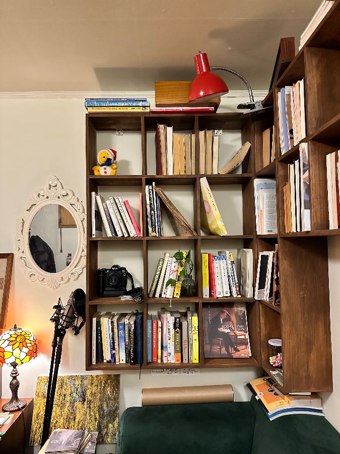 카페 내부 책장