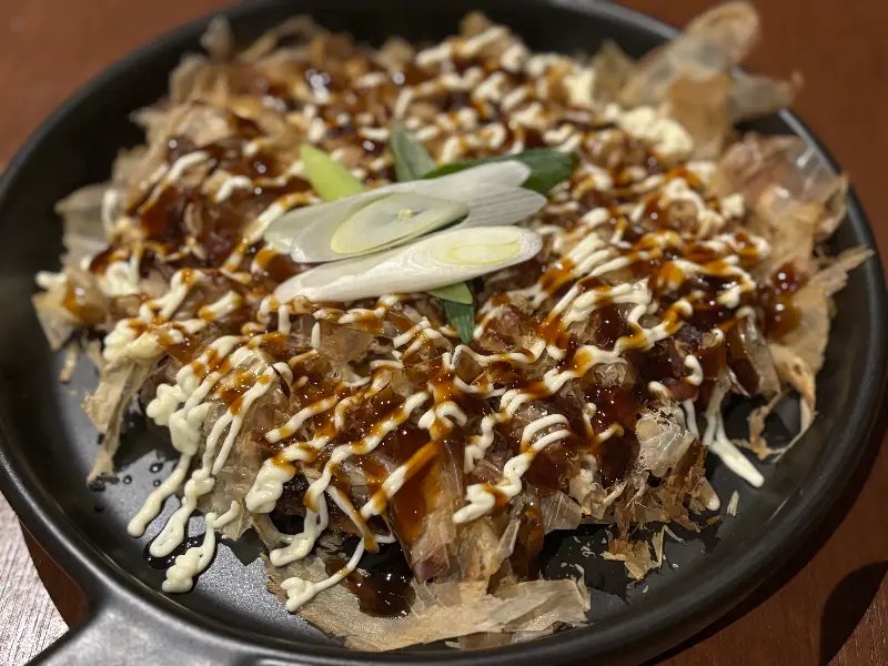 가쓰오부시가 듬뿍 올려진 야끼우동