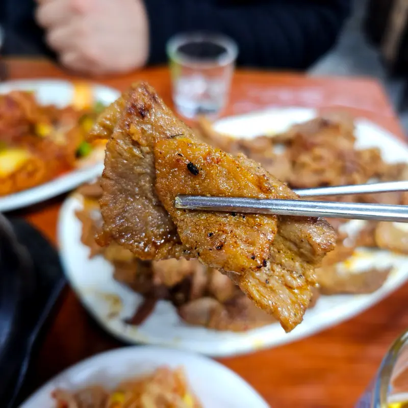 윤기가 흐르는 연탄불고기