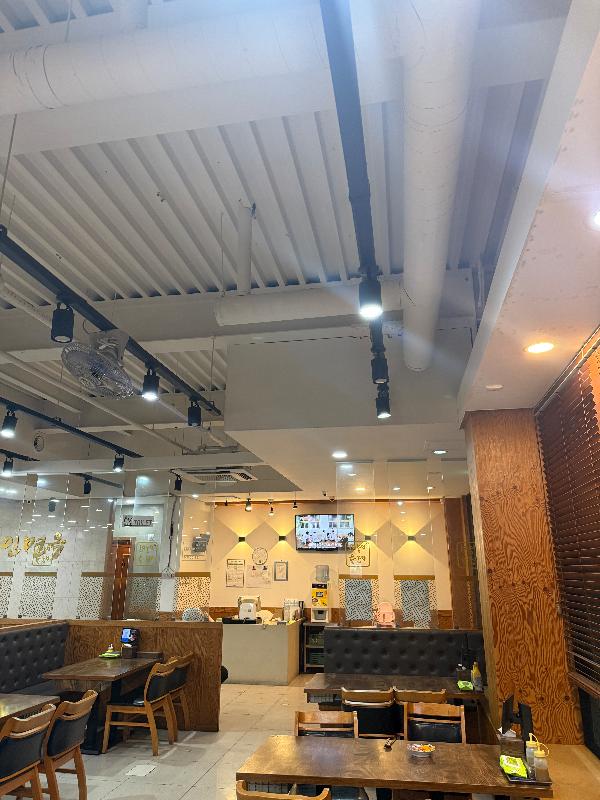 넓고 쾌적한 매장 내부